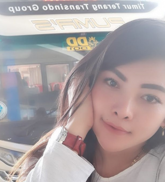 Cantik dan Memesona Ini Potret Liena Driver Bus Saat Mengemudi