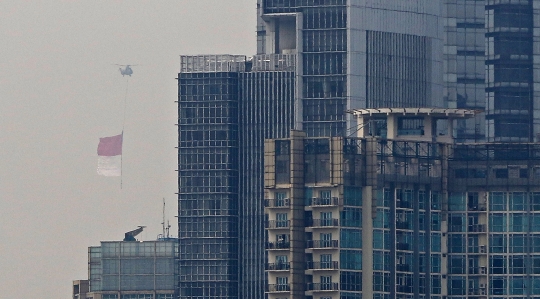 Bendera Merah Putih Raksasa Berkibar di Langit Jakarta