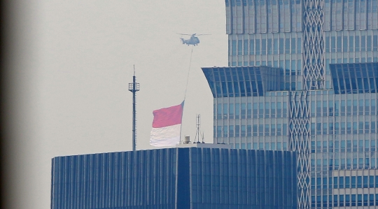 Bendera Merah Putih Raksasa Berkibar di Langit Jakarta