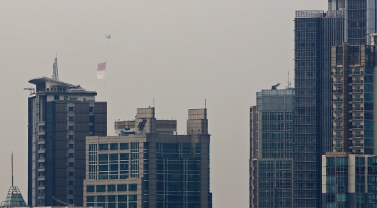 Bendera Merah Putih Raksasa Berkibar di Langit Jakarta