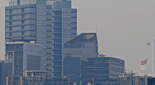 Bendera Merah Putih Raksasa Berkibar di Langit Jakarta