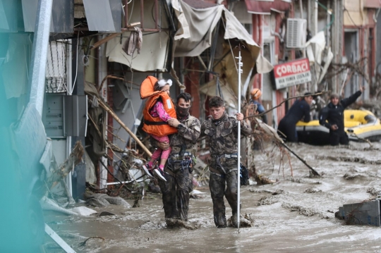 Terjangan Banjir Bandang Tewaskan 27 Orang di Turki