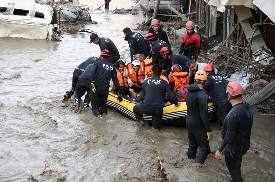 Terjangan Banjir Bandang Tewaskan 27 Orang di Turki