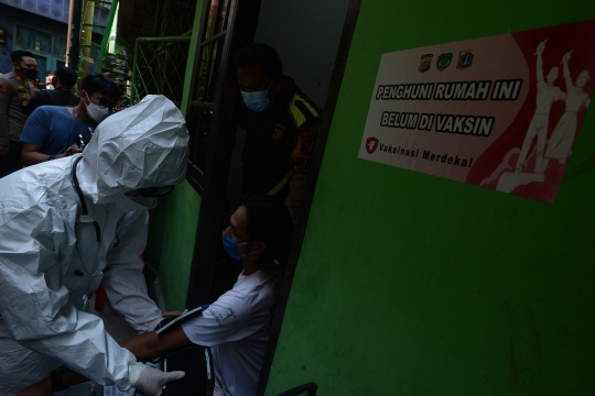 Polsek Sawah Besar Gencarkan Vaksinasi Covid-19 dari Rumah ke Rumah