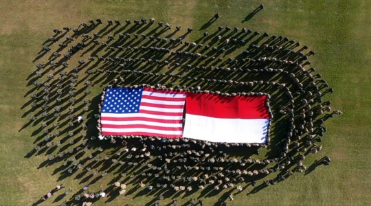 Bendera Indonesia-Amerika Membentang di Penutupan Latma Garuda Shield