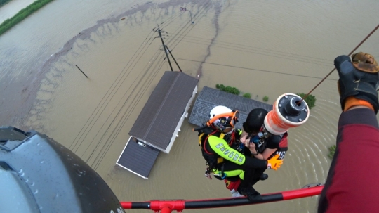 Momen Dramatis Penyelamatan Korban Banjir di Takeo Lewat Udara