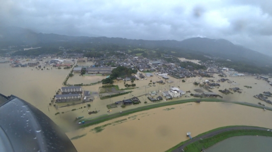 Momen Dramatis Penyelamatan Korban Banjir di Takeo Lewat Udara