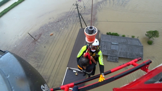Momen Dramatis Penyelamatan Korban Banjir di Takeo Lewat Udara