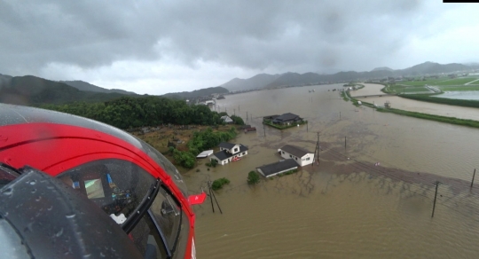 Momen Dramatis Penyelamatan Korban Banjir di Takeo Lewat Udara