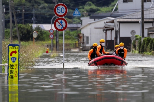 Momen Dramatis Penyelamatan Korban Banjir di Takeo Lewat Udara