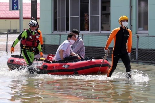 Momen Dramatis Penyelamatan Korban Banjir di Takeo Lewat Udara