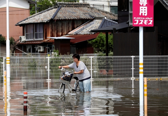 Momen Dramatis Penyelamatan Korban Banjir di Takeo Lewat Udara