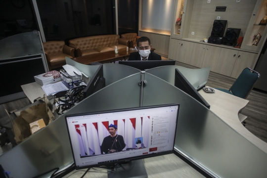 Menyaksikan Sidang Paripurna Secara Live