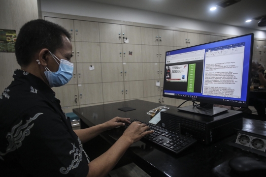 Menyaksikan Sidang Paripurna Secara Live