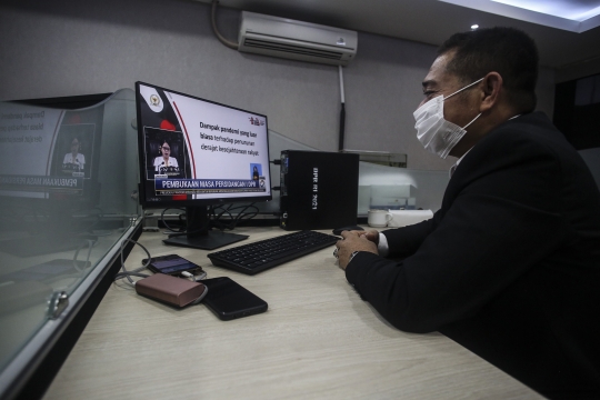 Menyaksikan Sidang Paripurna Secara Live