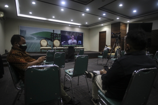 Menyaksikan Sidang Paripurna Secara Live