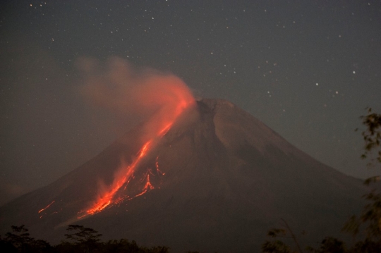 Gunung Merapi Erupsi Muntahkan Abu 3.500 Meter