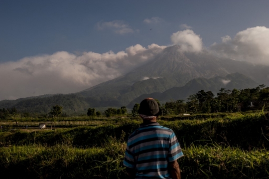 Gunung Merapi Erupsi Muntahkan Abu 3.500 Meter