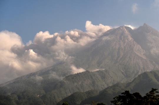 Gunung Merapi Erupsi Muntahkan Abu 3.500 Meter