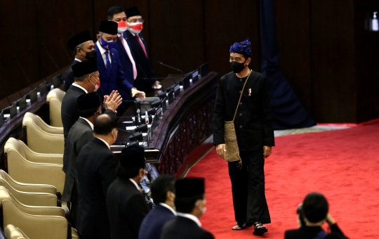 Gaya Jokowi Paparkan RUU APBN 2022 dan Nota Keuangan di Sidang Paripurna DPR