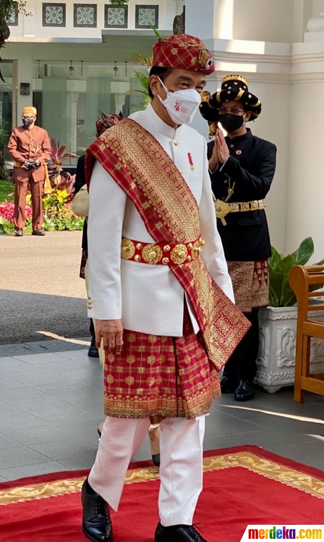 Jokowi tampak menerapkan protokol kesehatan dengan menggunakan masker putih bertuliskan 76 TH Indonesia Tangguh Indonesia Tumbuh.