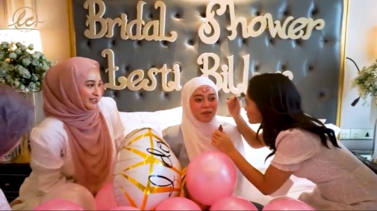 7 Potret Lesty Kejora di Momen Bridal Shower, Dapat Kejutan dari Para Sahabat