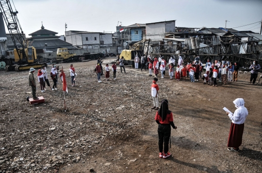 Semangat Anak-Anak Pesisir Gelar Upacara HUT ke-76 RI