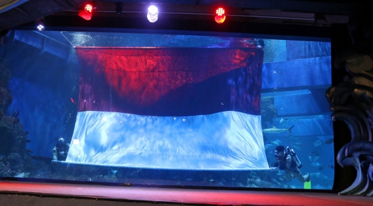 Pengibaran Bendera Raksasa di Jakarta Aquarium & Safari