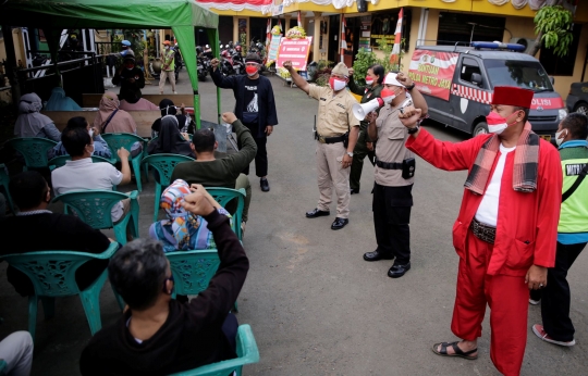 Aksi Polisi Berpakaian Pejuang Beri Semangat Kemerdekaan di Tempat Vaksin