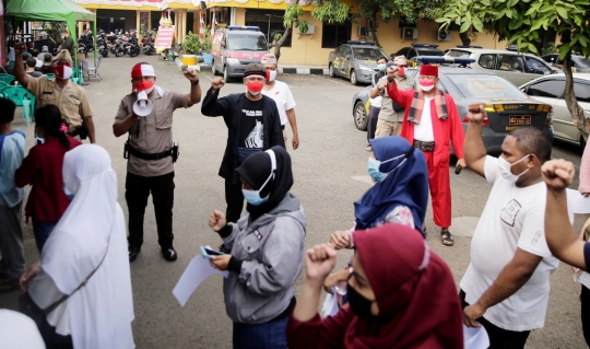 Aksi Polisi Berpakaian Pejuang Beri Semangat Kemerdekaan di Tempat Vaksin