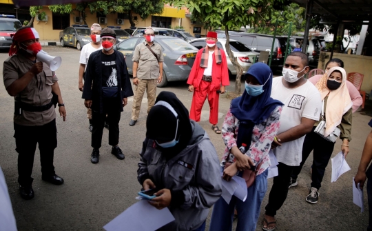 Aksi Polisi Berpakaian Pejuang Beri Semangat Kemerdekaan di Tempat Vaksin