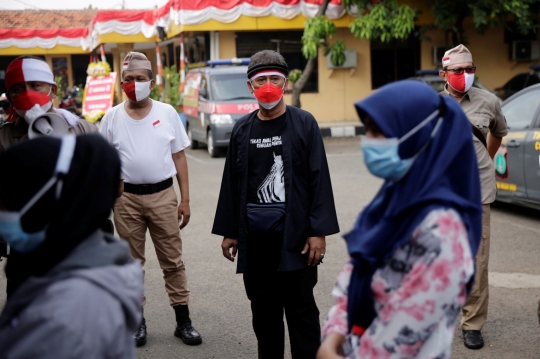 Aksi Polisi Berpakaian Pejuang Beri Semangat Kemerdekaan di Tempat Vaksin