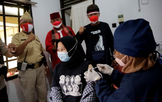 Aksi Polisi Berpakaian Pejuang Beri Semangat Kemerdekaan di Tempat Vaksin