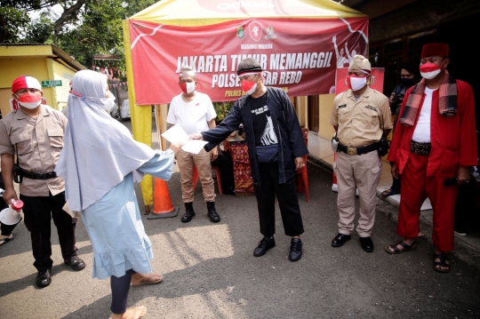 Aksi Polisi Berpakaian Pejuang Beri Semangat Kemerdekaan di Tempat Vaksin