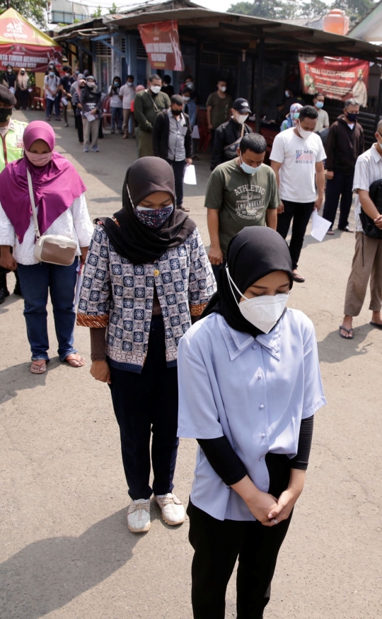Peringati HUT ke-76 RI, Warga Mengheningkan Cipta Sejenak Saat Proses Vaksinasi