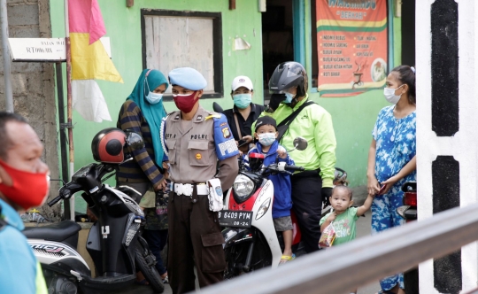 Peringati HUT ke-76 RI, Warga Mengheningkan Cipta Sejenak Saat Proses Vaksinasi