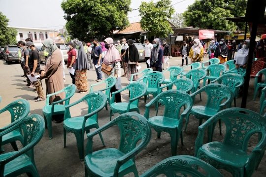 Peringati HUT ke-76 RI, Warga Mengheningkan Cipta Sejenak Saat Proses Vaksinasi