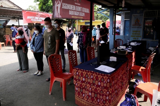 Peringati HUT ke-76 RI, Warga Mengheningkan Cipta Sejenak Saat Proses Vaksinasi