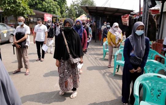Peringati HUT ke-76 RI, Warga Mengheningkan Cipta Sejenak Saat Proses Vaksinasi