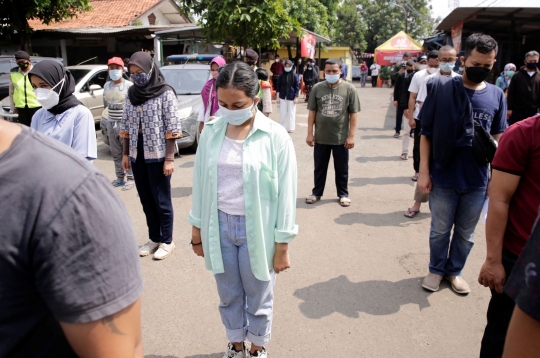Peringati HUT ke-76 RI, Warga Mengheningkan Cipta Sejenak Saat Proses Vaksinasi