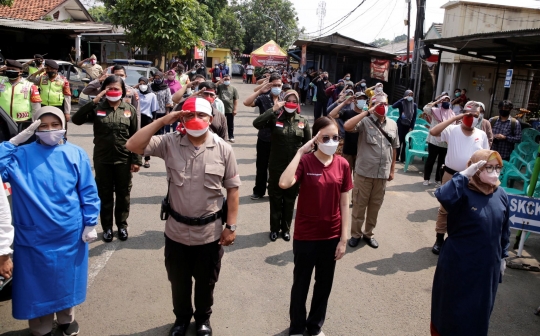 Peringati HUT ke-76 RI, Warga Mengheningkan Cipta Sejenak Saat Proses Vaksinasi