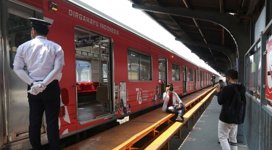 Penampilan Gerbong KAI Commuter dengan Tema Kemerdekaan