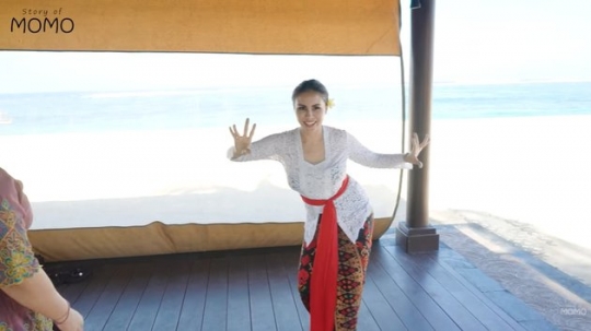 5 Potret Momo Geisha Belajar Tari Bali, Penampilannya Curi Perhatian