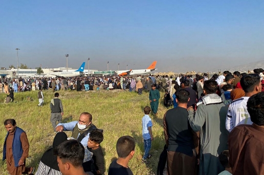 Kekacauan Bandara Internasional Kabul Saat Dipenuhi Warga Afghanistan