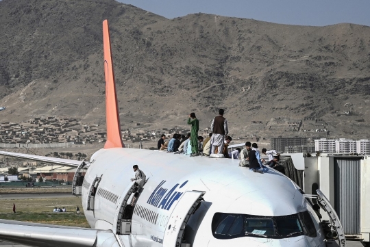 Kekacauan Bandara Internasional Kabul Saat Dipenuhi Warga Afghanistan