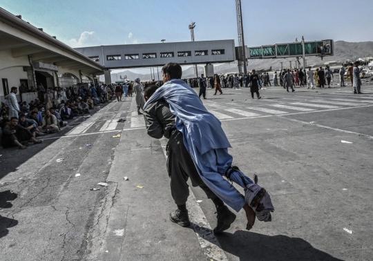 Kekacauan Bandara Internasional Kabul Saat Dipenuhi Warga Afghanistan