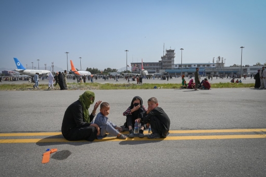 Kekacauan Bandara Internasional Kabul Saat Dipenuhi Warga Afghanistan