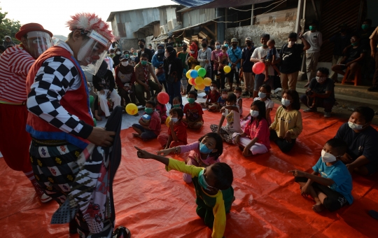 Atraksi Badut Hibur Anak-Anak Korban Kebakaran di Mampang