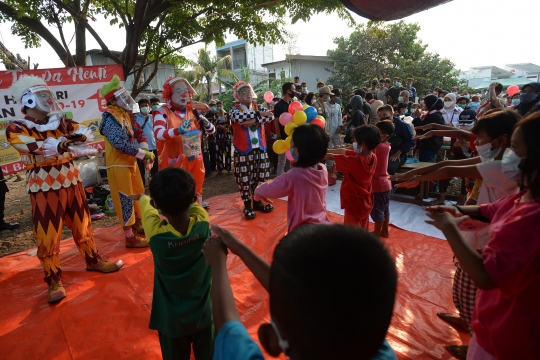 Atraksi Badut Hibur Anak-Anak Korban Kebakaran di Mampang