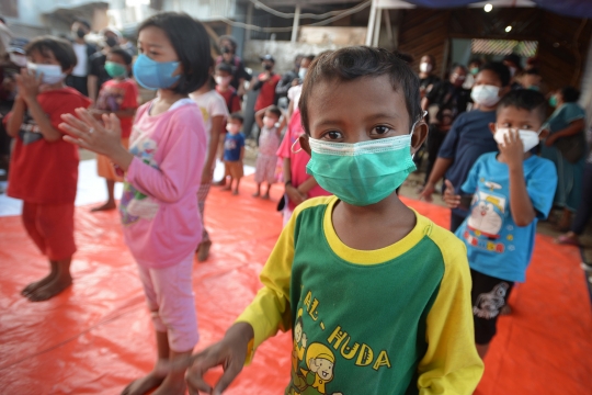 Atraksi Badut Hibur Anak-Anak Korban Kebakaran di Mampang